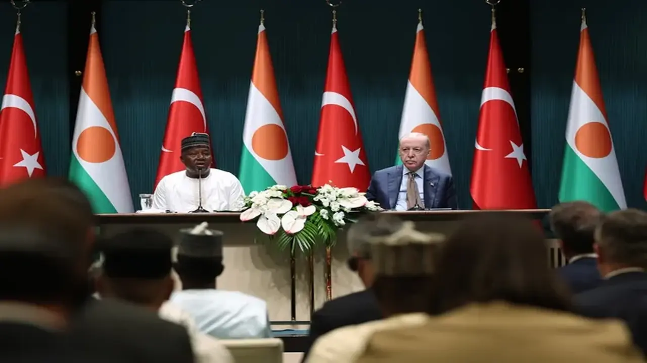 Cumhurbaşkanı Erdoğan, Nijer Cumhurbaşkanı Tchiani’yi Külliye’de Resmi Törenle Karşıladı