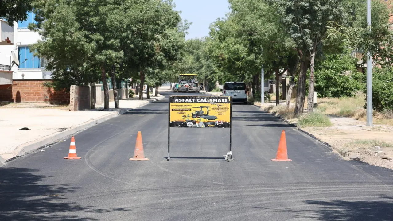 Elazığ’da Sanayi Mahallesi’nde Yol Yenileme Çalışmaları Sürüyor